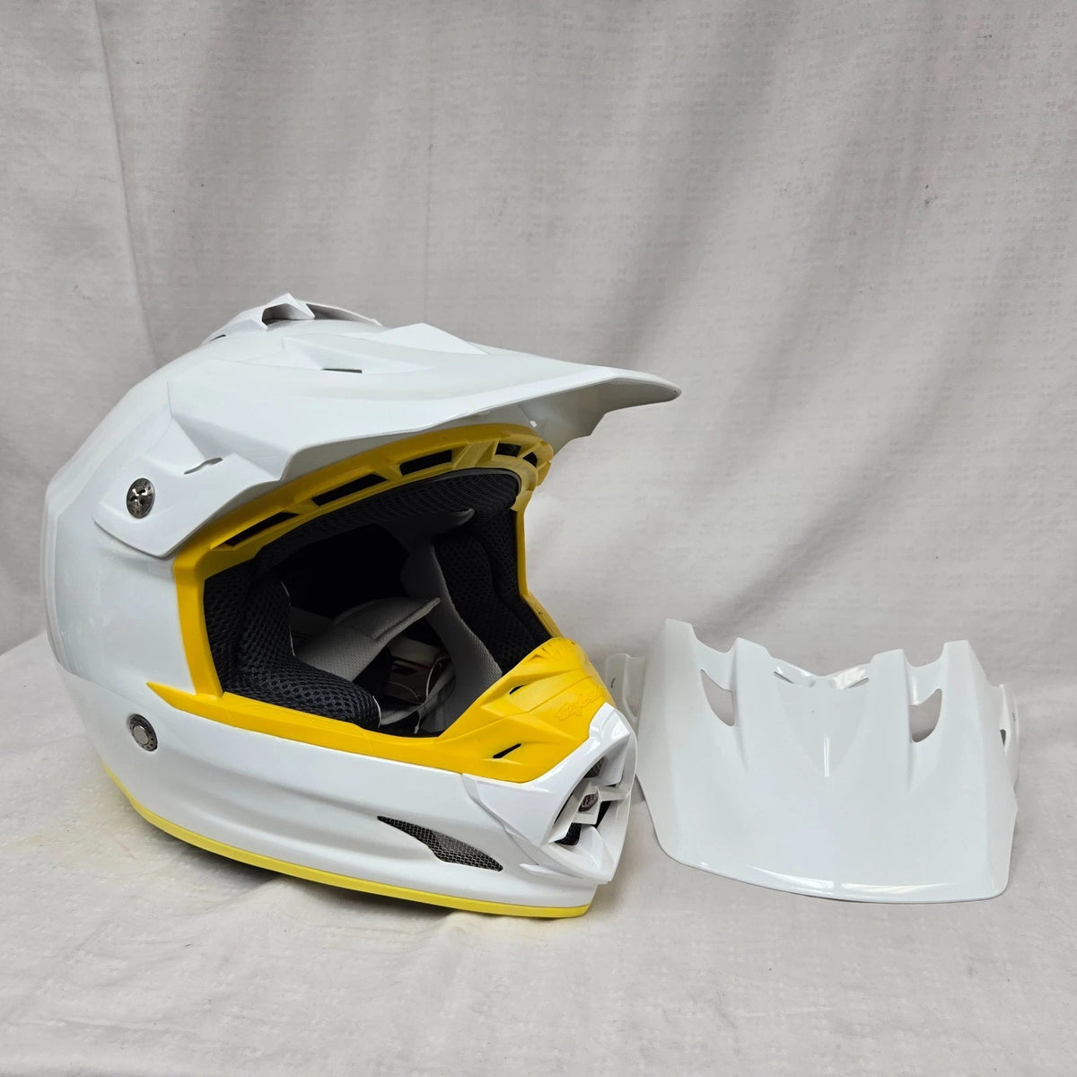 Troy Lee Designs SE3 Helmet w/ MIPS *DISPLAY*