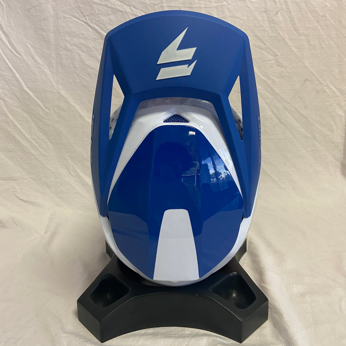 Shift Label Whit3 Helmet Bic White / Red / Blue Youth Large (Open Box) - ExtremeSupply.com