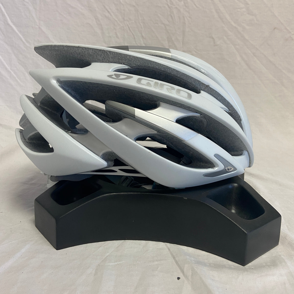 Giro Aeon Road Bike Helmet Matte White / Silver Large (Open Box) Giro Aeon Road Bike Helmet Matte White / Silver Large (Open Box)