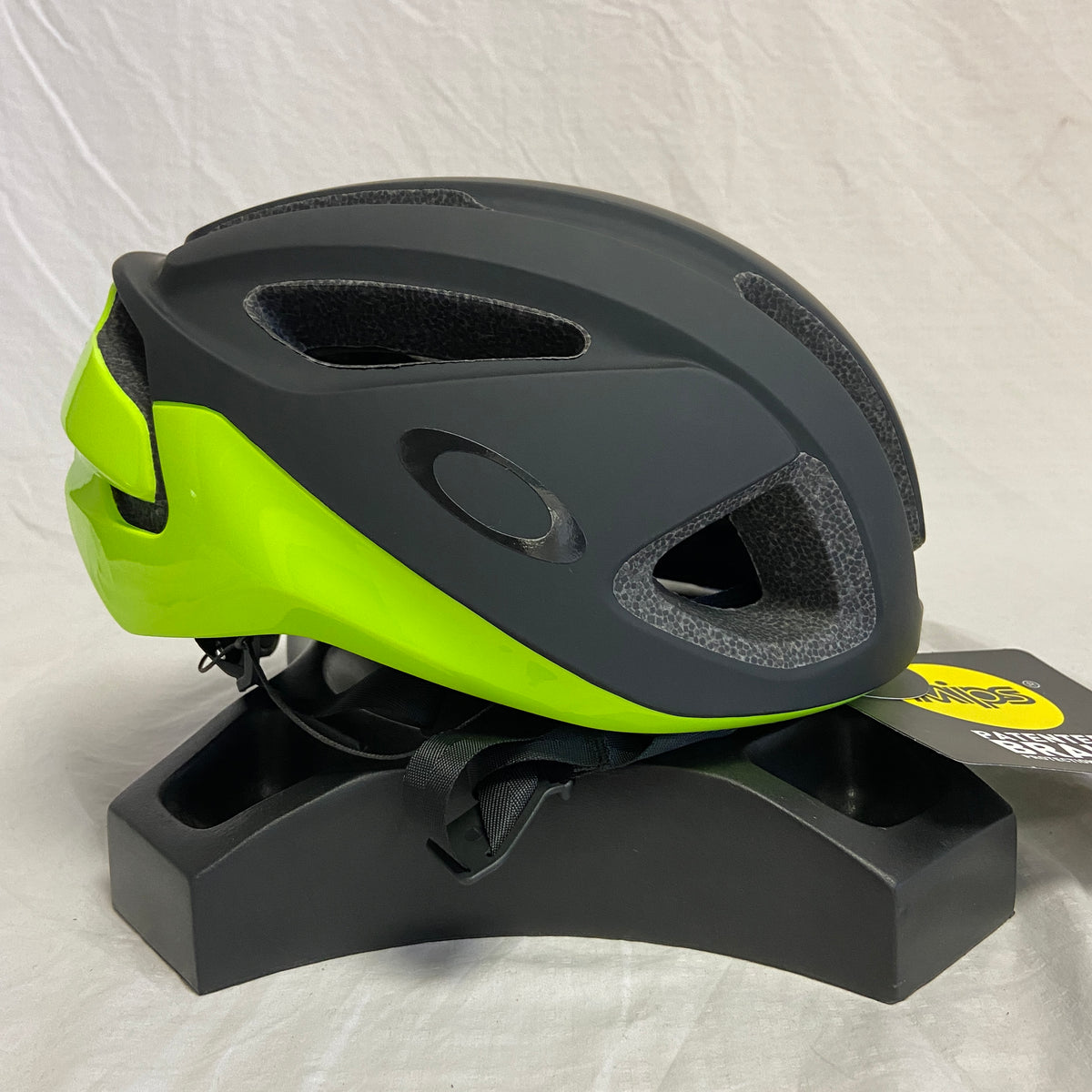 Oakley Aro 3 Cycling Helmet Black/Green Large *Open Box*